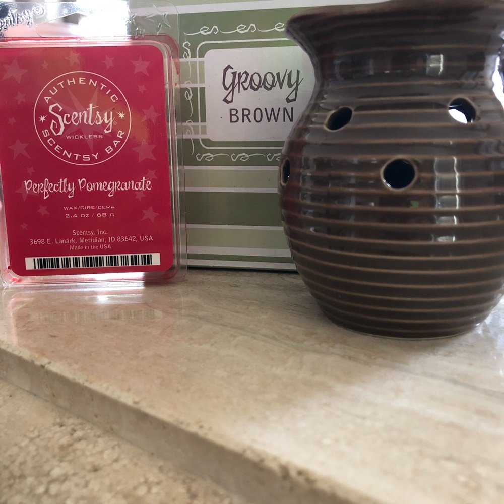 Scentsy Groovy Brown Warmer w/ Pomegranate Bar